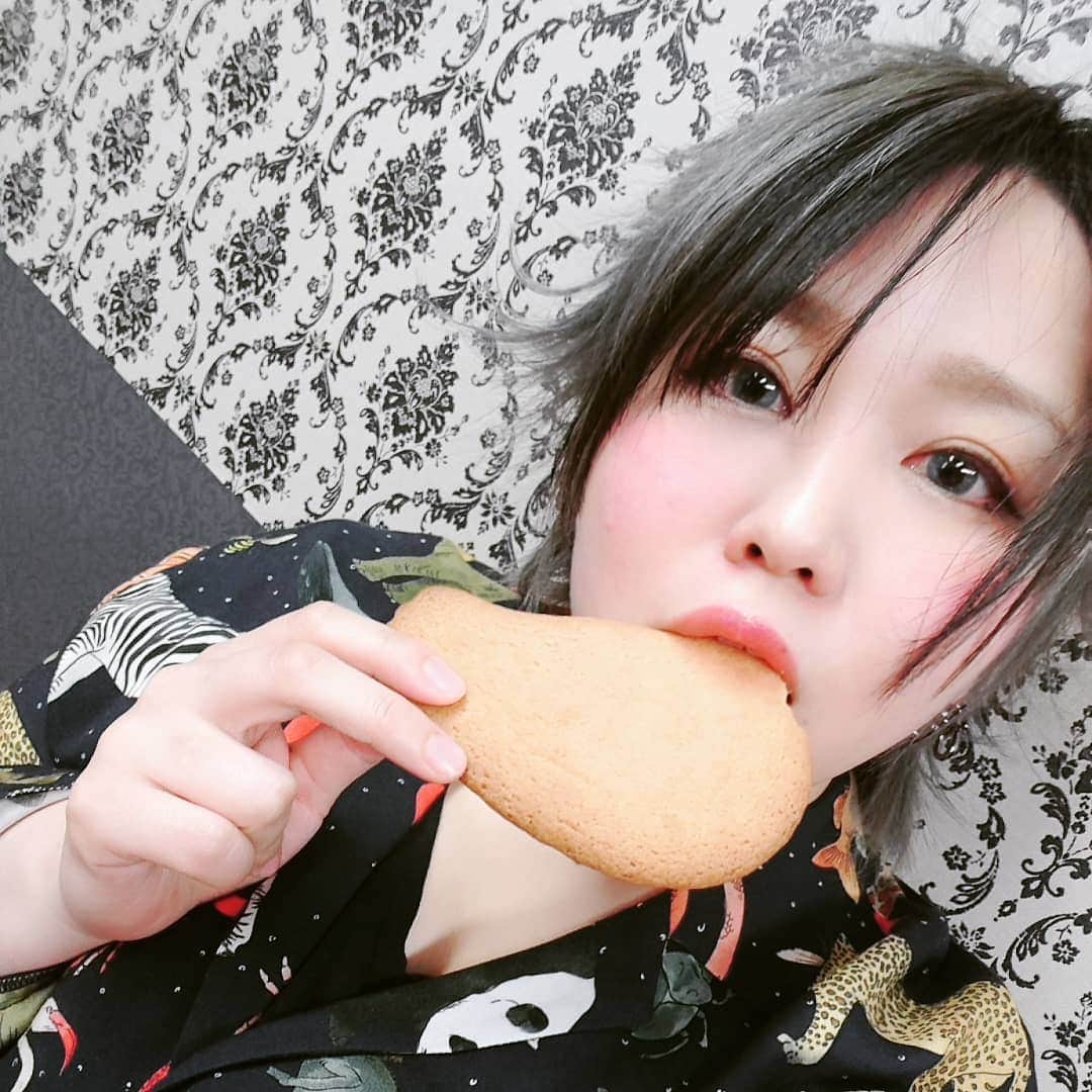 天満のどか & 愛野ユキのインスタグラム：「姿勢が悪くてマッサージでも解される場所が変なんだけど、つい猫背しちゃうのは子どもの頃自分の乳の発育を気にしてた子あるあるだと思うんすよ 武器な人もいればそんなにいらないと思ってる人もおる 未だに背がほしいって思うことあるけど、小さい方がかわいいじゃんって背の高いナオンは言う わしはでこぼこ少ない体で白いTシャツ1枚でシュッとしたかったんじゃい！ お互い無いものねだりよね〜 もう仕方ないから胸張るか〜 受け入れてくしかないのよ〜 自分を好きになるってむずかしい  そんな葛藤をそれぞれ抱えているのだから他人が人の乳を笑ってはいけないのよ？ この世のおっぱいはどれも素敵なのです  #⚡ #深夜のテンション #もう3時間前におふとん入ってる #いつぞやの鳩サブレ写真 #乳より尻派」