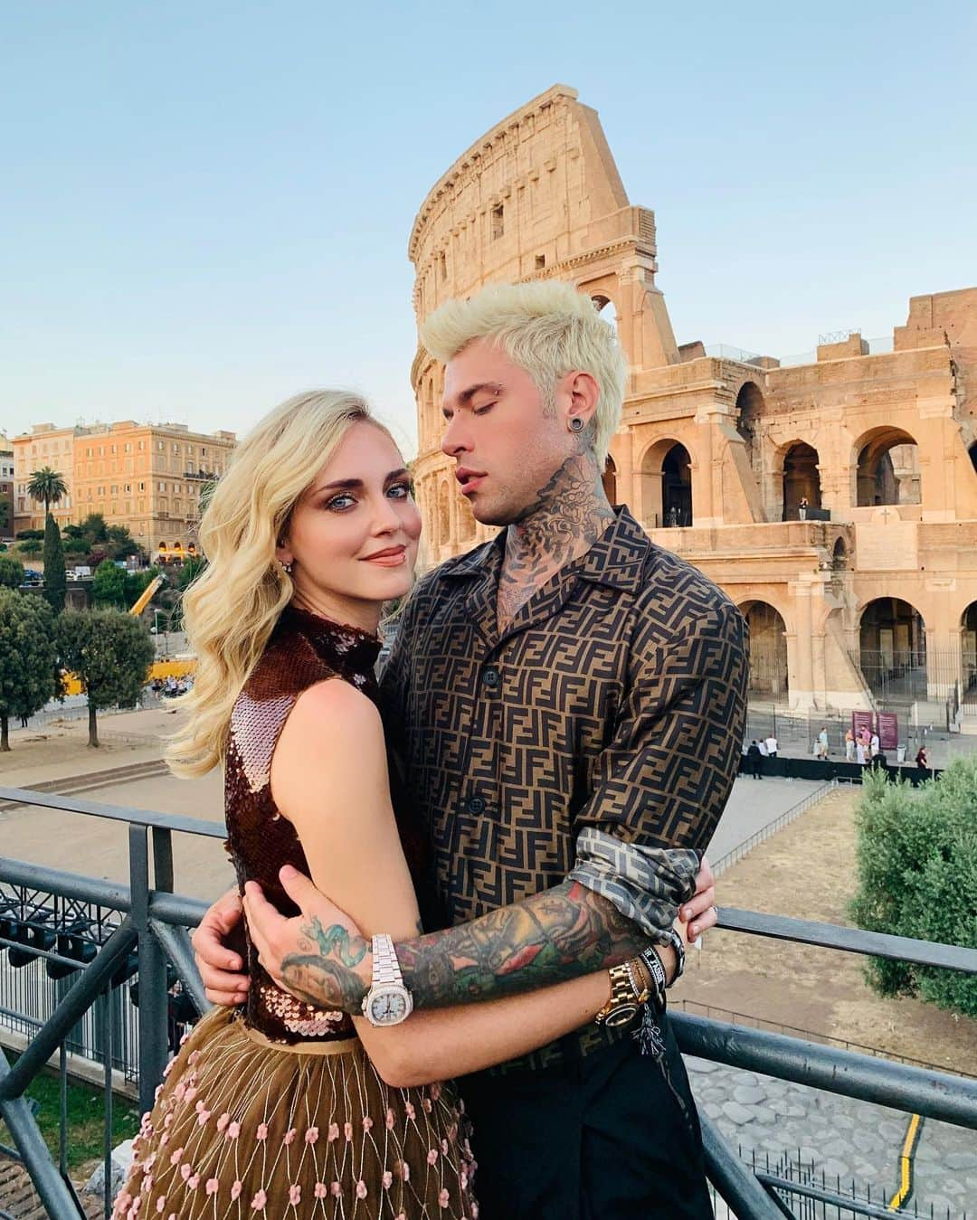 キアラ・フェラーニさんのインスタグラム写真 - (キアラ・フェラーニInstagram)「In Rome with the hubby for @fendi show 😍 #TheFerragnez」7月5日 3時53分 - chiaraferragni