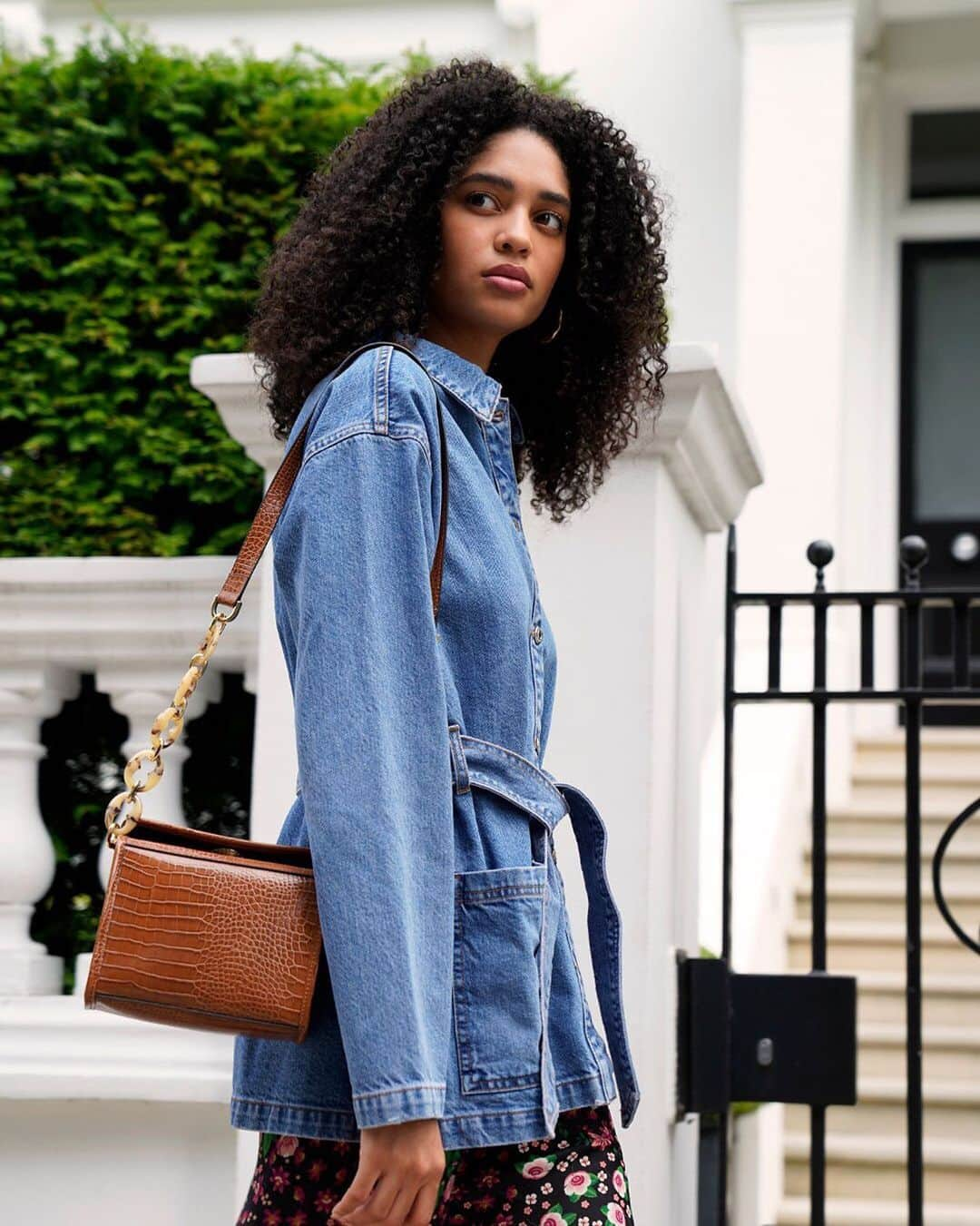 トップショップさんのインスタグラム写真 - (トップショップInstagram)「Our belted denim jacket is the ultimate layering piece for casual cool💙 Tap to shop or shop via 🔗 in bio」7月5日 3時47分 - topshop