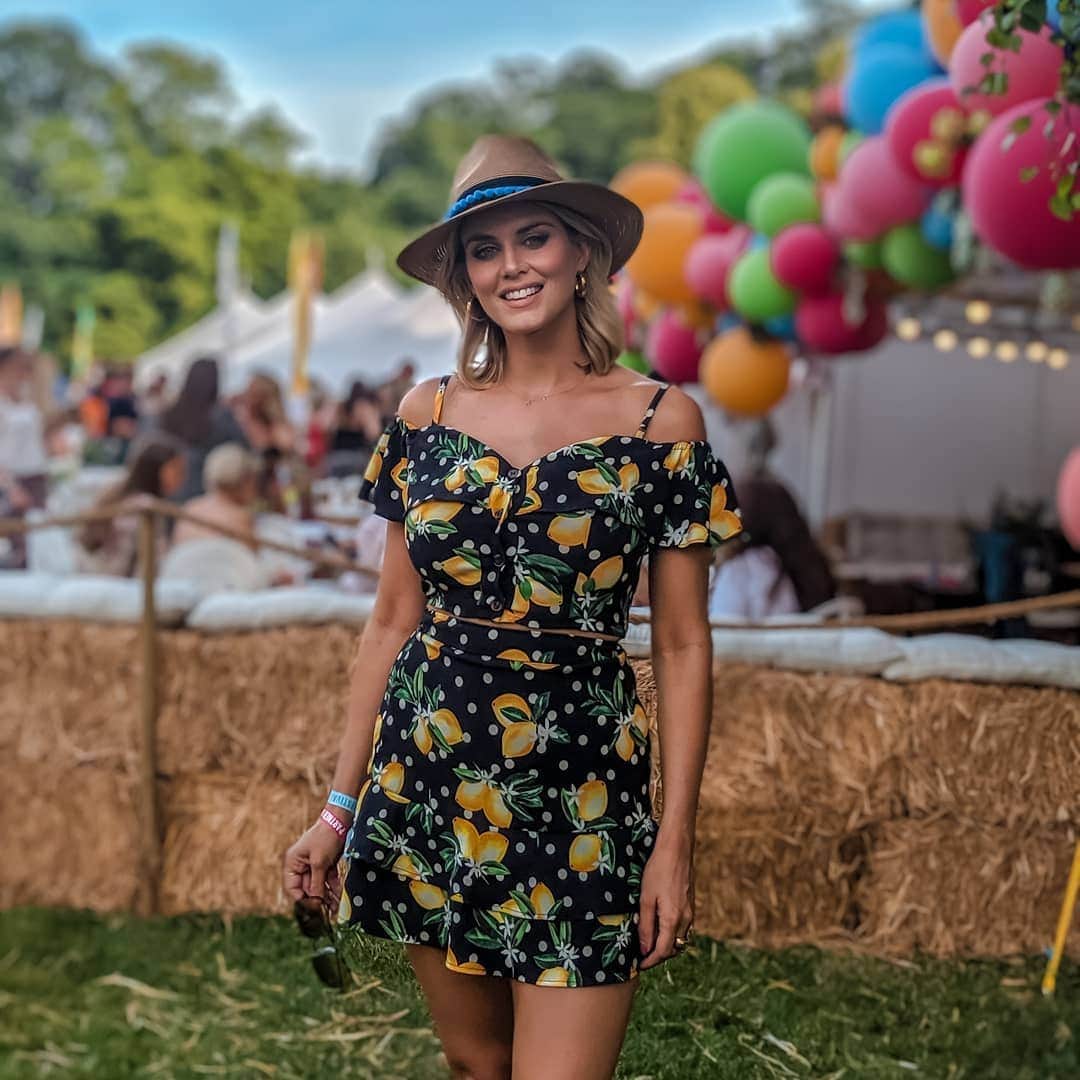 Ashley Jamesさんのインスタグラム写真 - (Ashley JamesInstagram)「Life gave me lemons, and they taste pretty sweet. 🤘🍋 Ain't no party like a House Festival party! I'm having the most incredible day in the sunshine! David Rodigan is my new absolute hero, swipe to my third video! He is LIVING and had the whole festival smiling and moving. Thank you so much for having me @youtubemusic ❤️ Love my outfit today so much! It's a top and skirt from @oasisfashion, we tucked the buttons of the top in so it was more flattering on my bod, and took the skirt to my local dry cleaners and altered it so it was really fitted on my waist. My amazing hat was made by @ollielockeworld's wonderfully talented sister @featherandbloomhats. Styled by @aoifeodohertystylist, of course. ❤️🥰💁🏼‍♀️ #housefestival #festivalfashion」7月5日 4時02分 - ashleylouisejames