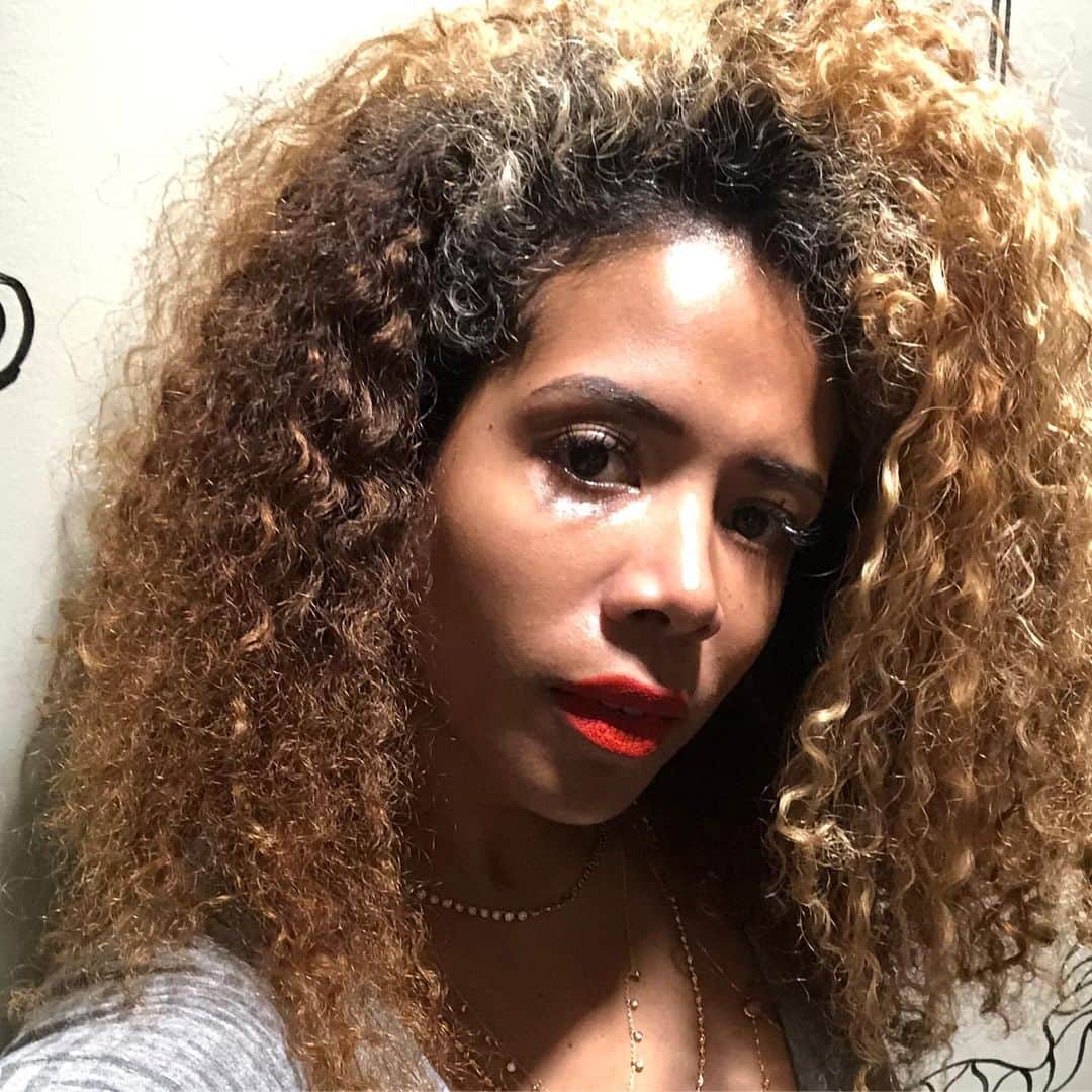 ケリスのインスタグラム：「I just want to say, 4th of July is the independence of what exactly? If you can read and reason I hope you know it's a farce . However I am still a proud free, black, latina indigenous American woman! And I am all those things not because of the sins of the past but because this is my land and I earned it by just being here and making up the true colors our flag should be. So in honor of all the shades this country represents, it's a day off for many of us. So throw something on the grill for me ! And free yourself 💋 Happy 4th of July Americans !」