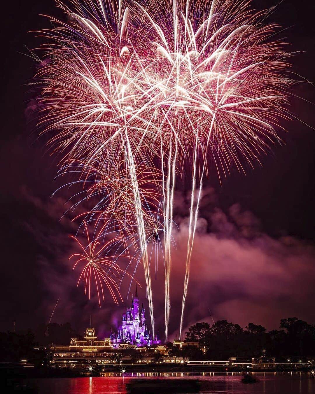 Walt Disney Worldさんのインスタグラム写真 - (Walt Disney WorldInstagram)「From all of us at Walt Disney World, we are wishing you a happy #FourthOfJuly! 🦅🎆🇺🇸 (📷: @jackcrousephoto)」7月5日 3時54分 - waltdisneyworld