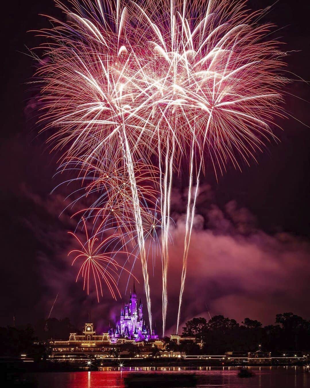 Walt Disney Worldのインスタグラム：「From all of us at Walt Disney World, we are wishing you a happy #FourthOfJuly! 🦅🎆🇺🇸 (📷: @jackcrousephoto)」