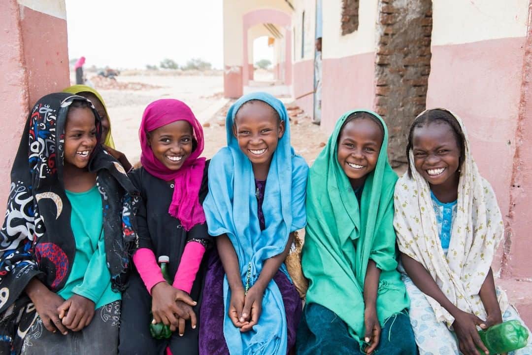 unicefさんのインスタグラム写真 - (unicefInstagram)「Smiles for miles at a UNICEF-supported school in South Darfur, Sudan.  #ForEveryChild, education. © UNICEF/UN0207719」7月5日 3時55分 - unicef