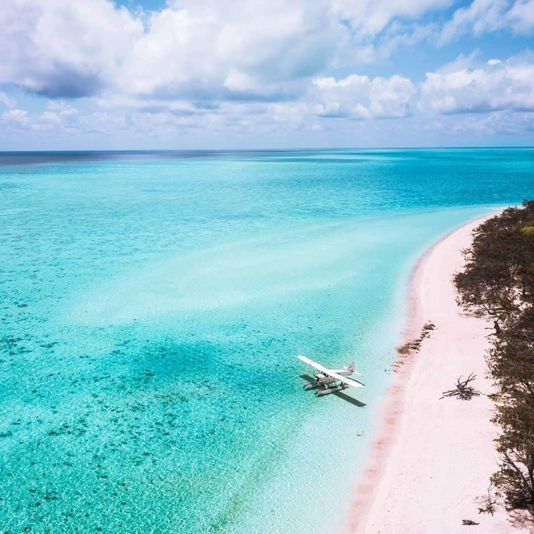 Australiaさんのインスタグラム写真 - (AustraliaInstagram)「Here’s how you get to @heronisland in true VIP style. 😎🛩️ @katebennett70 spotted this fancy arrival to this “slice of paradise” in @queensland’s @southerngreatbarrierreef, which is a spectacular coral cay on the #GreatBarrierReef. During the 25-minute flight from @gladstoneregion, you’ll fly over @gbrmarinepark’s turquoise water, watch tropical islands from above, and spot whales and turtles as you approach the island. If you’re staying at the island resort, take advantage of the complimentary guided walks that take you around the island and enjoy nature presentations that tell you all about the formation of the reef and local wildlife.  #seeaustralia #thisisqueensland #southerngreatbarrierreef #gladstoneregion #marinelife」7月5日 4時00分 - australia