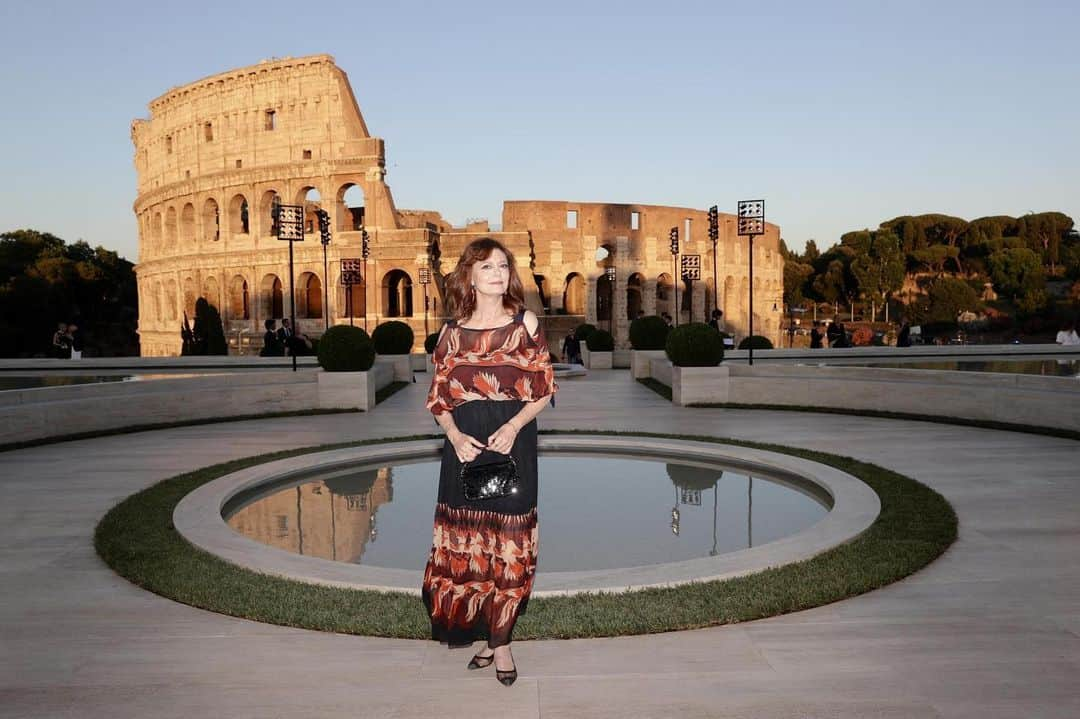 Fendiさんのインスタグラム写真 - (FendiInstagram)「Susan Sarandon at the #FendiCouture fashion show in Rome. Discover more through link in bio. #FendiFriends #TheDawnOfRomanity」7月5日 4時06分 - fendi