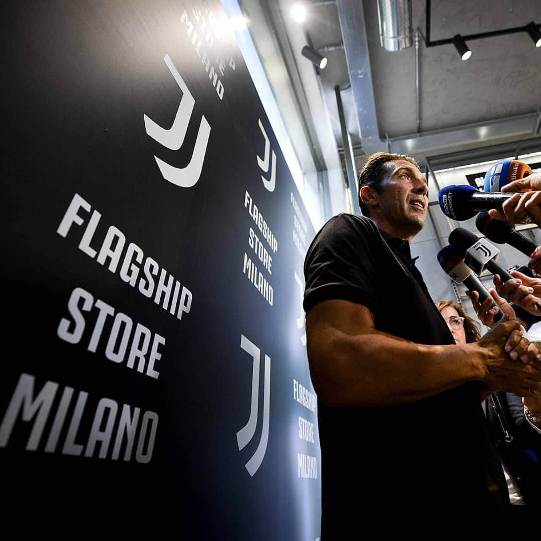 ユヴェントスFCさんのインスタグラム写真 - (ユヴェントスFCInstagram)「What a #WelcomeBackGigi at our new Flagship Store in Milan 🙌⚪⚫ #JUVEINMILAN #LiveAhead」7月5日 4時18分 - juventus