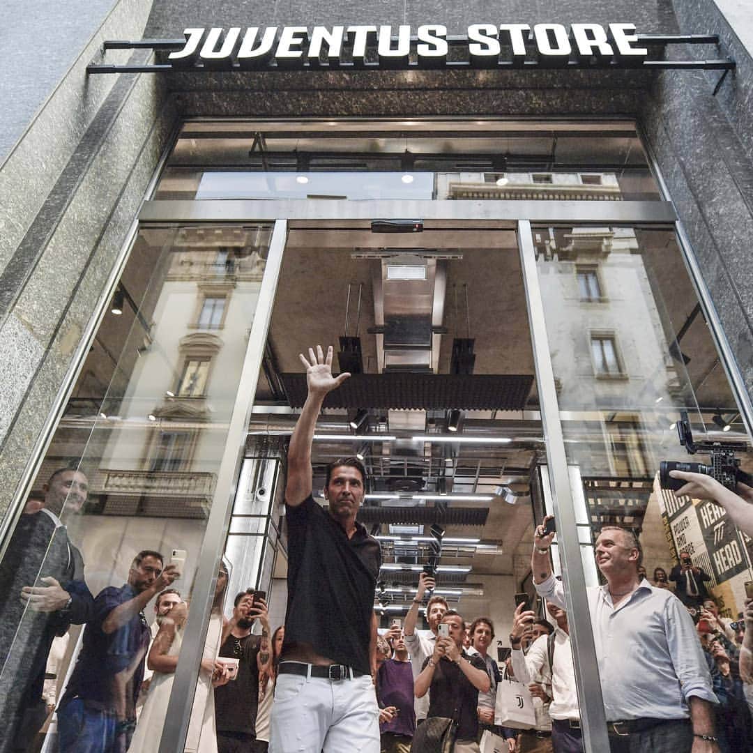 ユヴェントスFCさんのインスタグラム写真 - (ユヴェントスFCInstagram)「What a #WelcomeBackGigi at our new Flagship Store in Milan 🙌⚪⚫ #JUVEINMILAN #LiveAhead」7月5日 4時18分 - juventus
