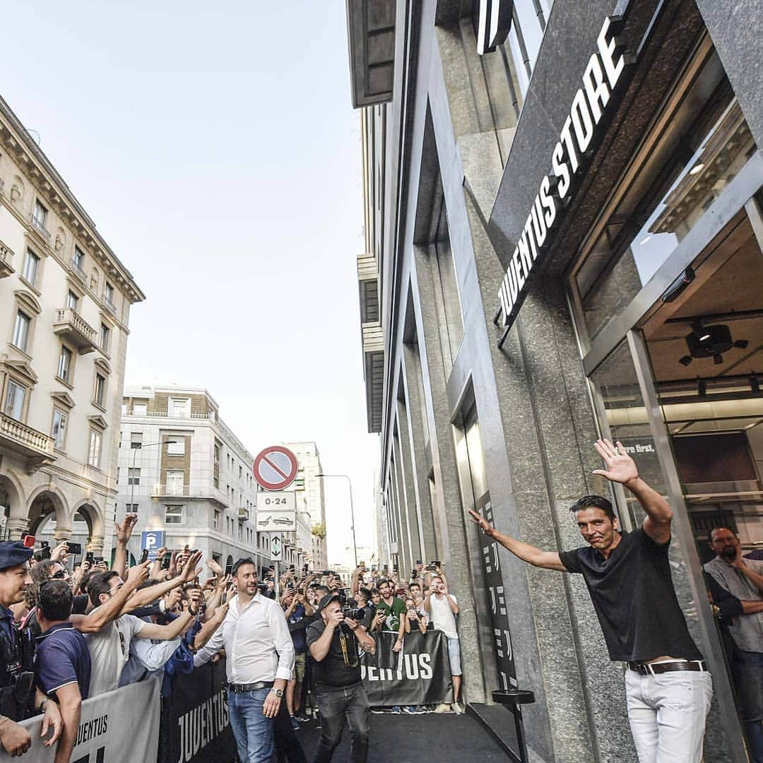 ユヴェントスFCさんのインスタグラム写真 - (ユヴェントスFCInstagram)「What a #WelcomeBackGigi at our new Flagship Store in Milan 🙌⚪⚫ #JUVEINMILAN #LiveAhead」7月5日 4時18分 - juventus