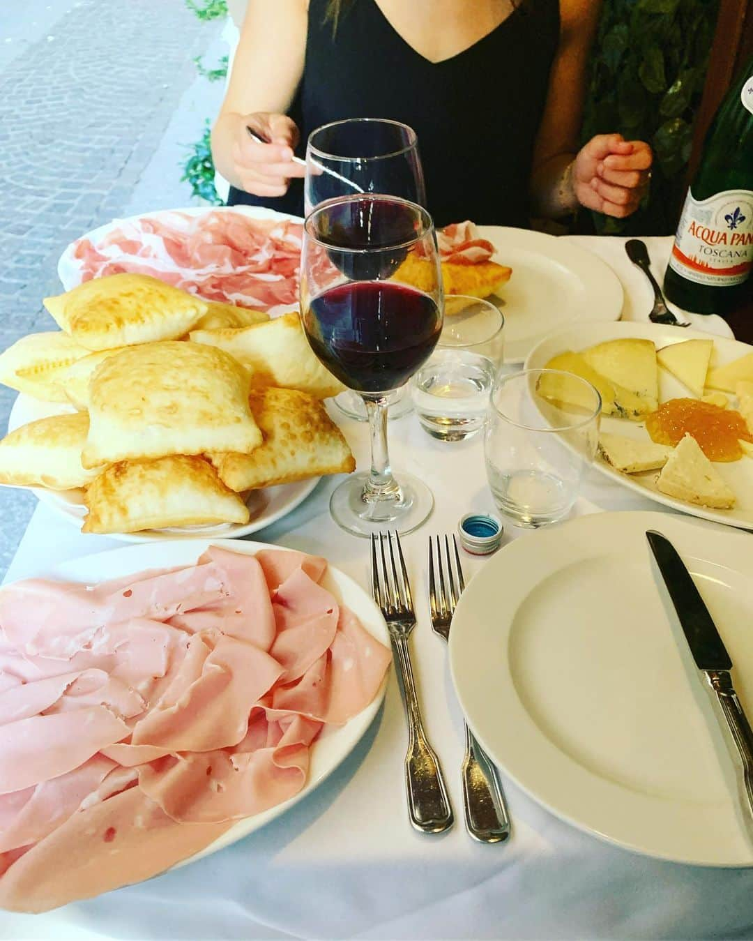 フェデリカ・テスタさんのインスタグラム写真 - (フェデリカ・テスタInstagram)「Tutto quello che amo racchiuso in una foto: viaggiare🌍, il vino e la buona cucina 🍷🍝, le sere d’estate✨, il rossetto rosso💄, i vestitini neri👗 e avere al mio fianco @mattecorradi ❣️ #summervibes #lifeisbeautiful」7月5日 4時20分 - _fedetesta_