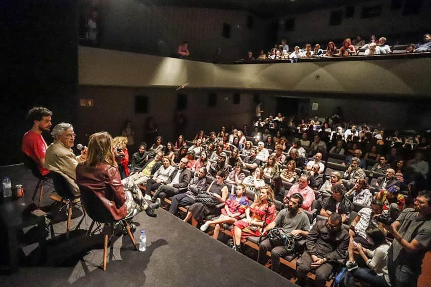 カエターノ・ヴェローゾさんのインスタグラム写真 - (カエターノ・ヴェローゾInstagram)「Debate com @petracostal e @felipealtenfelder na estreia da @casaninjalisboa, após a sessão de #DemocraciaEmVertigem, no Cinema Ideal ❤️👈🏾 @democraciaemvertigem @342artes ⠀⠀⠀⠀⠀⠀⠀⠀⠀ 📸: @midianinja ⠀⠀⠀⠀⠀⠀⠀⠀⠀ #CaetanoVeloso #PetraCosta #FelipeAltenfelder #MidiaNinja #342Artes #CasaNinjaLisboa #FilmeDePetra #UnsProduções」7月5日 9時50分 - caetanoveloso