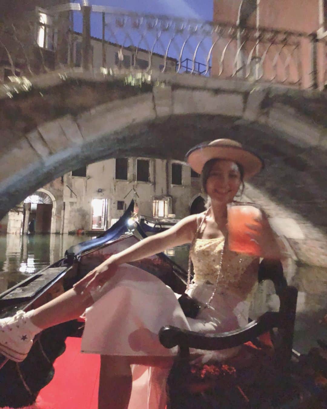 ジンジョー・リーさんのインスタグラム写真 - (ジンジョー・リーInstagram)「낭만이 넘치는 베니스. 촹무늘열어돠오~~ una gondola romantica 💕 나랑 언니만 담백했다 ㅋㅋ 우리 그만 좀 로맨틱하자 😘」7月5日 4時21分 - jinjoolee