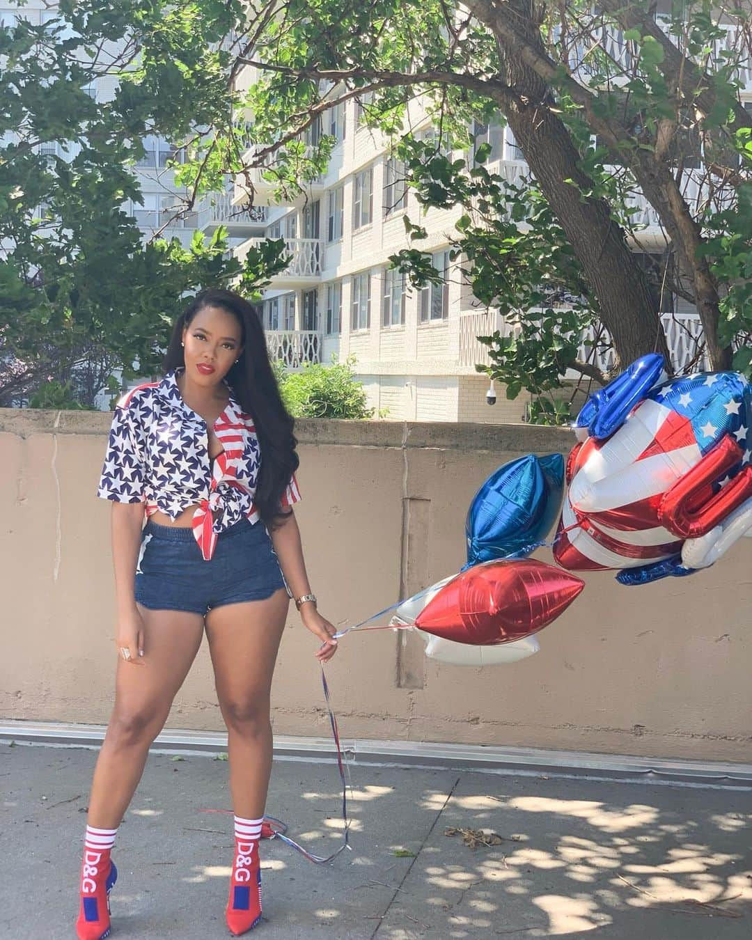 Angela Simmonsさんのインスタグラム写真 - (Angela SimmonsInstagram)「Happy 4th 💥 Happy to be here to see another day . Thankful for all of those who do fight for the world to be a better place ♥️ @yummyextensions #yummygirl #yummyextensions  Love my shoes : @adailydiva」7月5日 4時36分 - angelasimmons