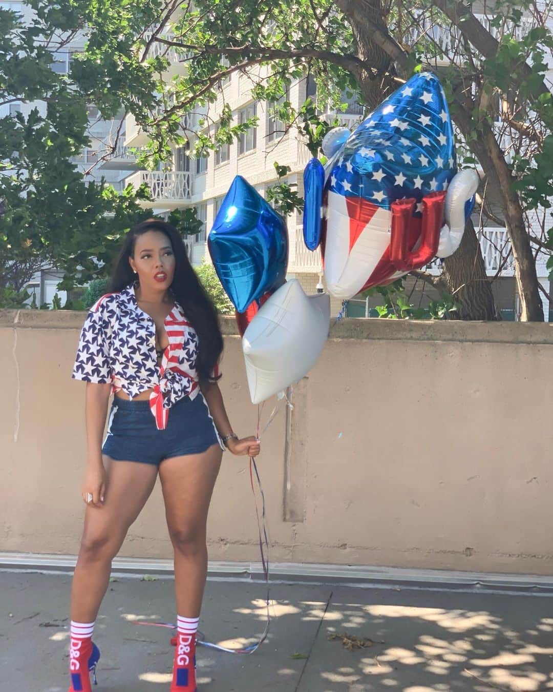 Angela Simmonsさんのインスタグラム写真 - (Angela SimmonsInstagram)「Happy 4th 💥 Happy to be here to see another day . Thankful for all of those who do fight for the world to be a better place ♥️ @yummyextensions #yummygirl #yummyextensions  Love my shoes : @adailydiva」7月5日 4時36分 - angelasimmons