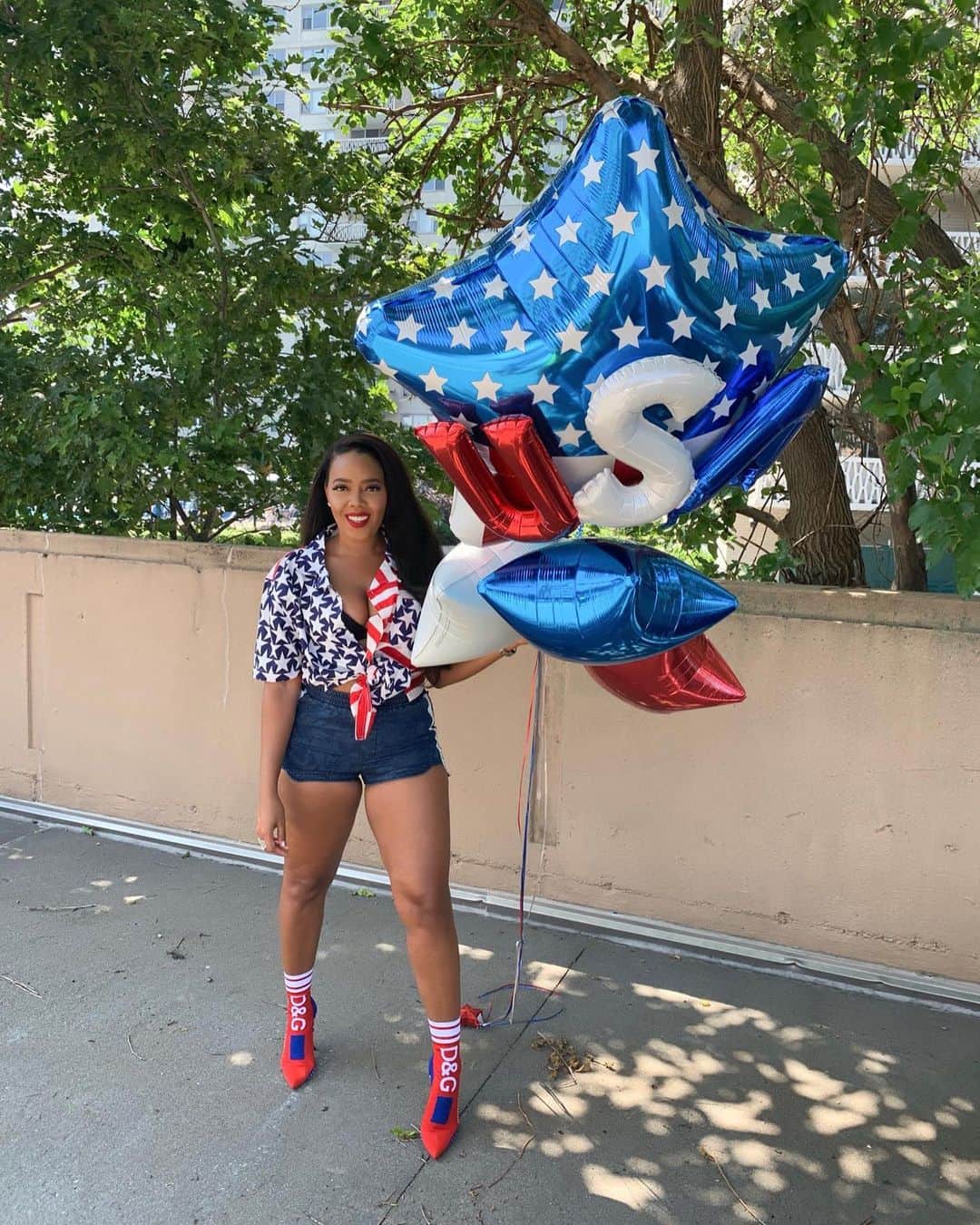 Angela Simmonsさんのインスタグラム写真 - (Angela SimmonsInstagram)「Happy 4th 💥 Happy to be here to see another day . Thankful for all of those who do fight for the world to be a better place ♥️ @yummyextensions #yummygirl #yummyextensions  Love my shoes : @adailydiva」7月5日 4時36分 - angelasimmons