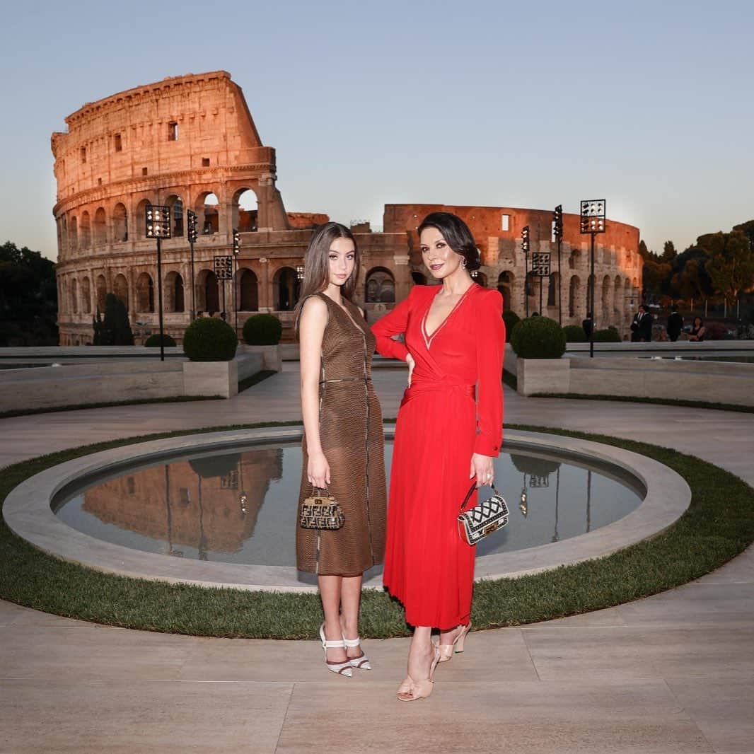 Fendiさんのインスタグラム写真 - (FendiInstagram)「Catherine Zeta-Jones and Carys Douglas captured together at the #FendiCouture fashion show in Rome. Discover more through link in bio. #FendiFriends #TheDawnOfRomanity」7月5日 4時29分 - fendi
