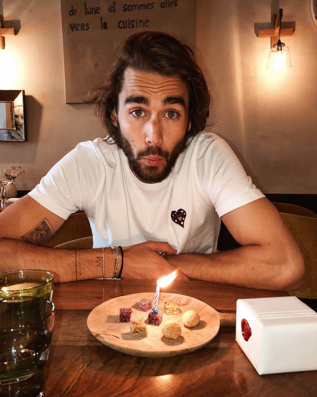 NICOLAS SIMOESのインスタグラム：「Guess who turned 30? #BirthdayBoy 🙈🎂🎉」