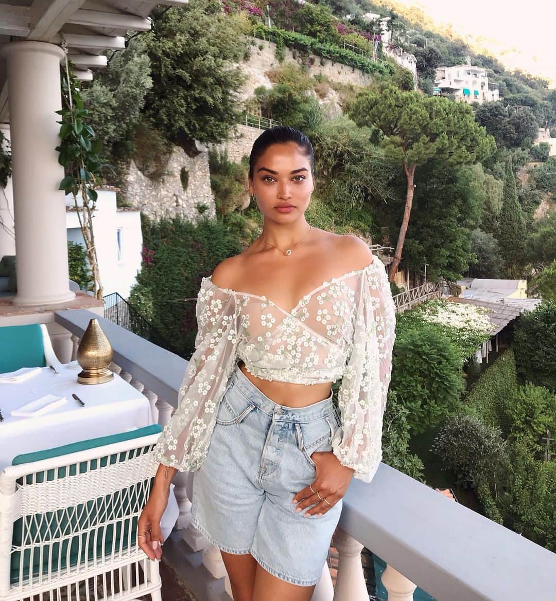 シャニーナ・シャイクのインスタグラム：「I see trees of green ✨💚」