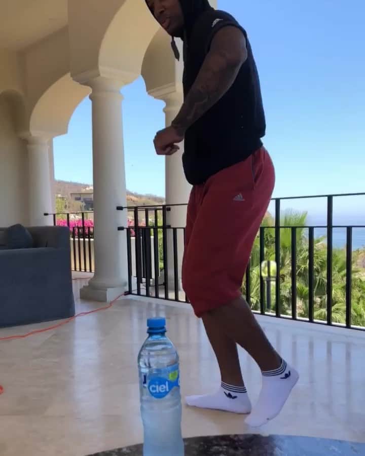 デイミアン・リラードのインスタグラム：「Bottle Cap Challenge 😂😂😂...」