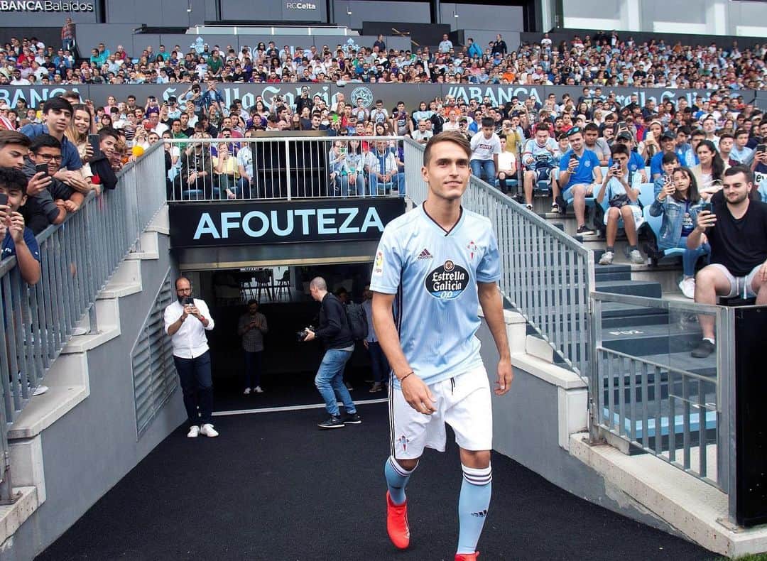 デニス・スアレス・フェルナンデスのインスタグラム：「GRAZAS DE CORAZÓN!💙 @rccelta」