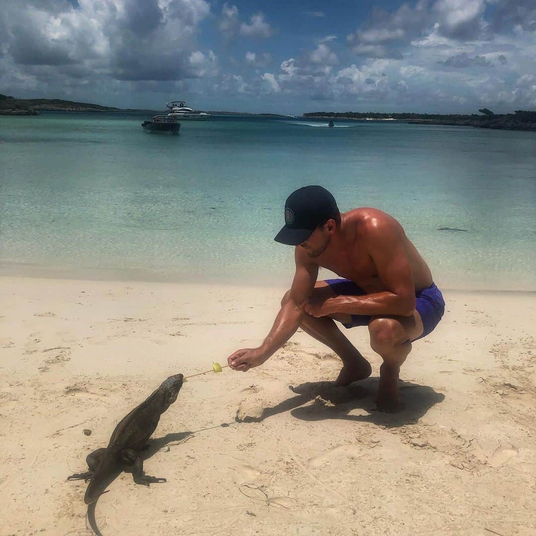 ハリー・ケインのインスタグラム：「🦎🏝☀️」