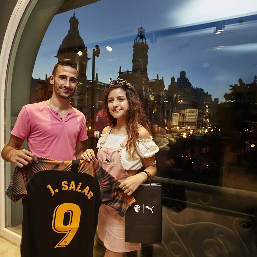 バレンシアCFさんのインスタグラム写真 - (バレンシアCFInstagram)「Ready for Mestalla 🤩 . ¡Sin pensarlo DOS veces, ellos han ido directos a por su camiseta! . ¿Tu también lo tienes tan claro como ellos? 😏 . 🌙 #CiutatdeChampions 💫」7月5日 4時50分 - valenciacf