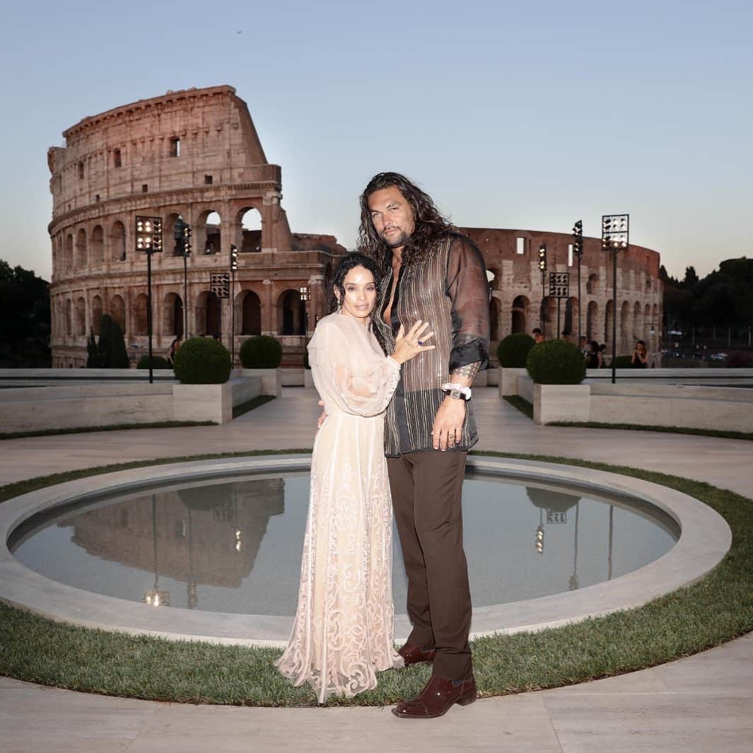 Fendiさんのインスタグラム写真 - (FendiInstagram)「Jason Momoa and #LilakoiMoon captured together at the #FendiCouture fashion show in Rome. Discover more through link in bio. #FendiFriends #TheDawnOfRomanity」7月5日 4時59分 - fendi