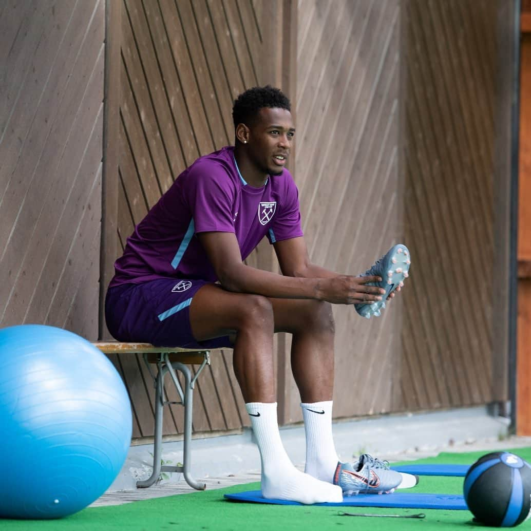 リース・オックスフォードのインスタグラム：「Grafting ⚽️ #preseason」