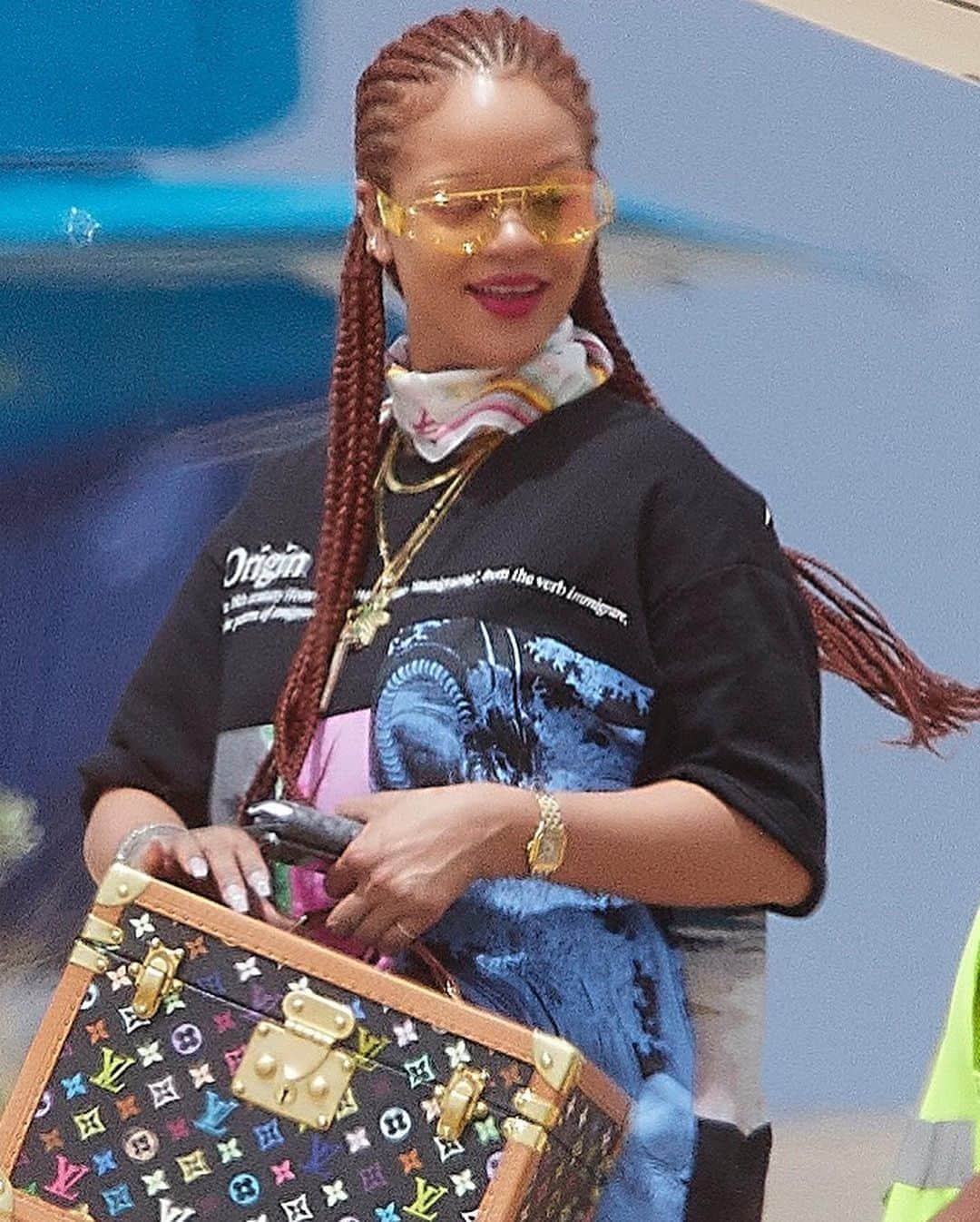 Just Jaredさんのインスタグラム写真 - (Just JaredInstagram)「@badgalriri is all smiles as she makes her way off of a private jet as she arrives in her native Barbados! #Rihanna Photos: Splash」7月5日 5時16分 - justjared