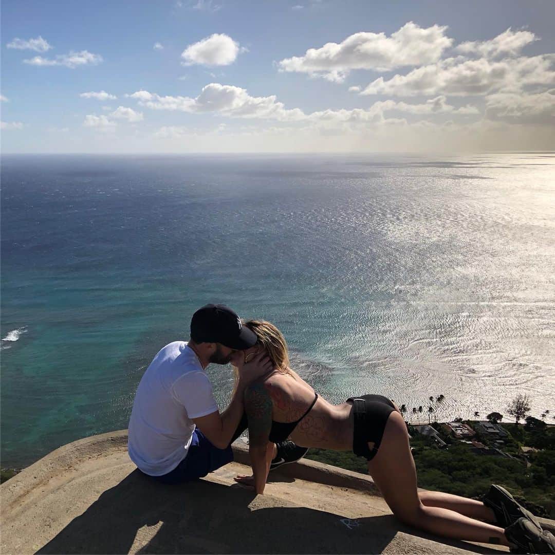 ティーガン・プレスリーのインスタグラム：「🌊💙🌴💎 #teaganpresley #love #wifey #hubby #married #mermaidlife #beachlife #ocean #happiness #wifeygoals」