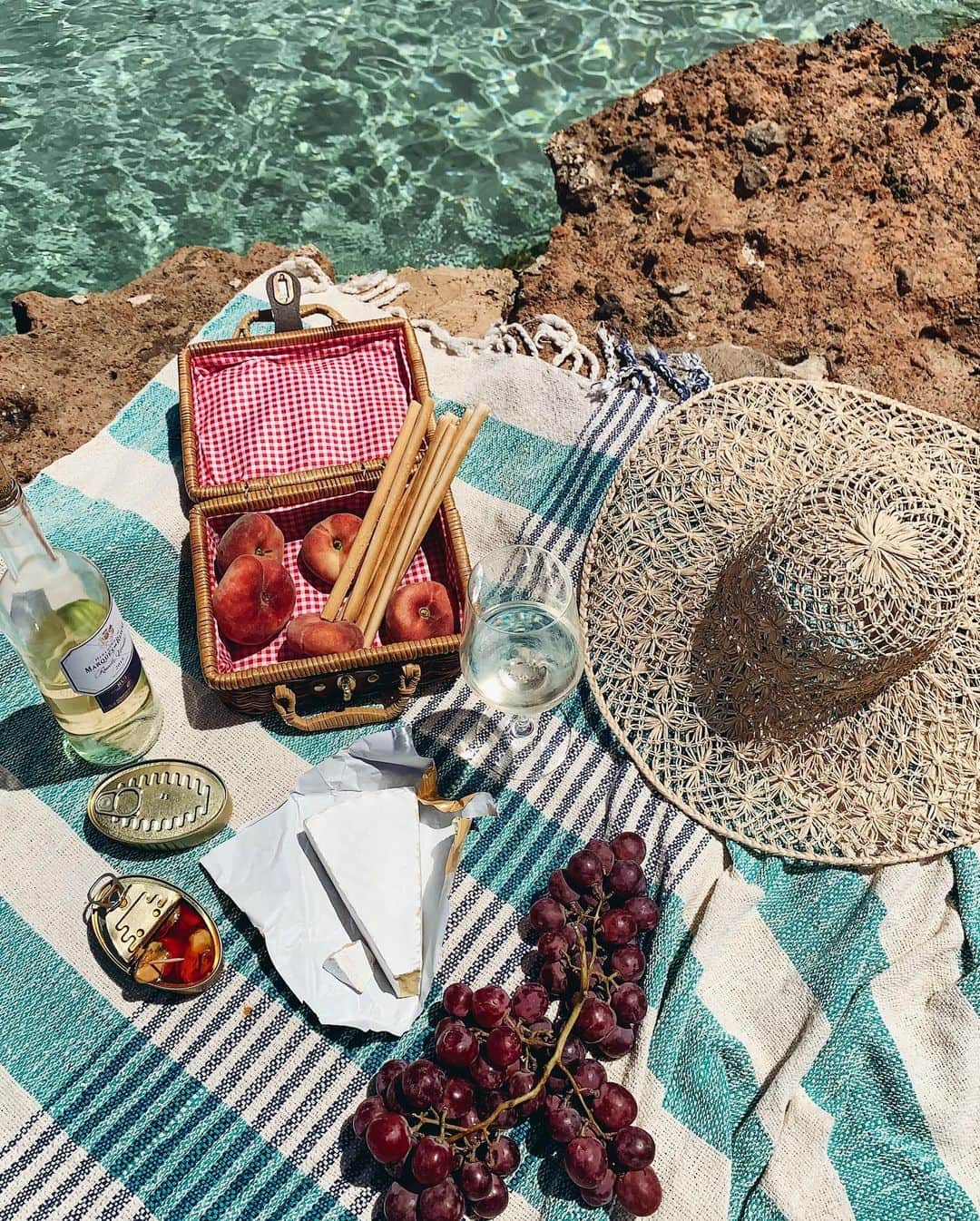 Collage Vintageさんのインスタグラム写真 - (Collage VintageInstagram)「Picnic by the beach 🍇🧀🥖🧺」7月5日 5時25分 - collagevintage