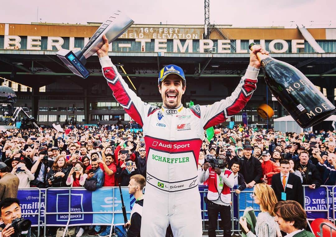 ルーカス・ディ・グラッシさんのインスタグラム写真 - (ルーカス・ディ・グラッシInstagram)「#TBT Berlin #ePrix - amazing to 🏆win🏆 in front of that incredible crowd ! Bring on #NYC !! @audisport @niobium.tech @schaefflergroup @fiaformulae」7月5日 5時26分 - lucasdigrassi