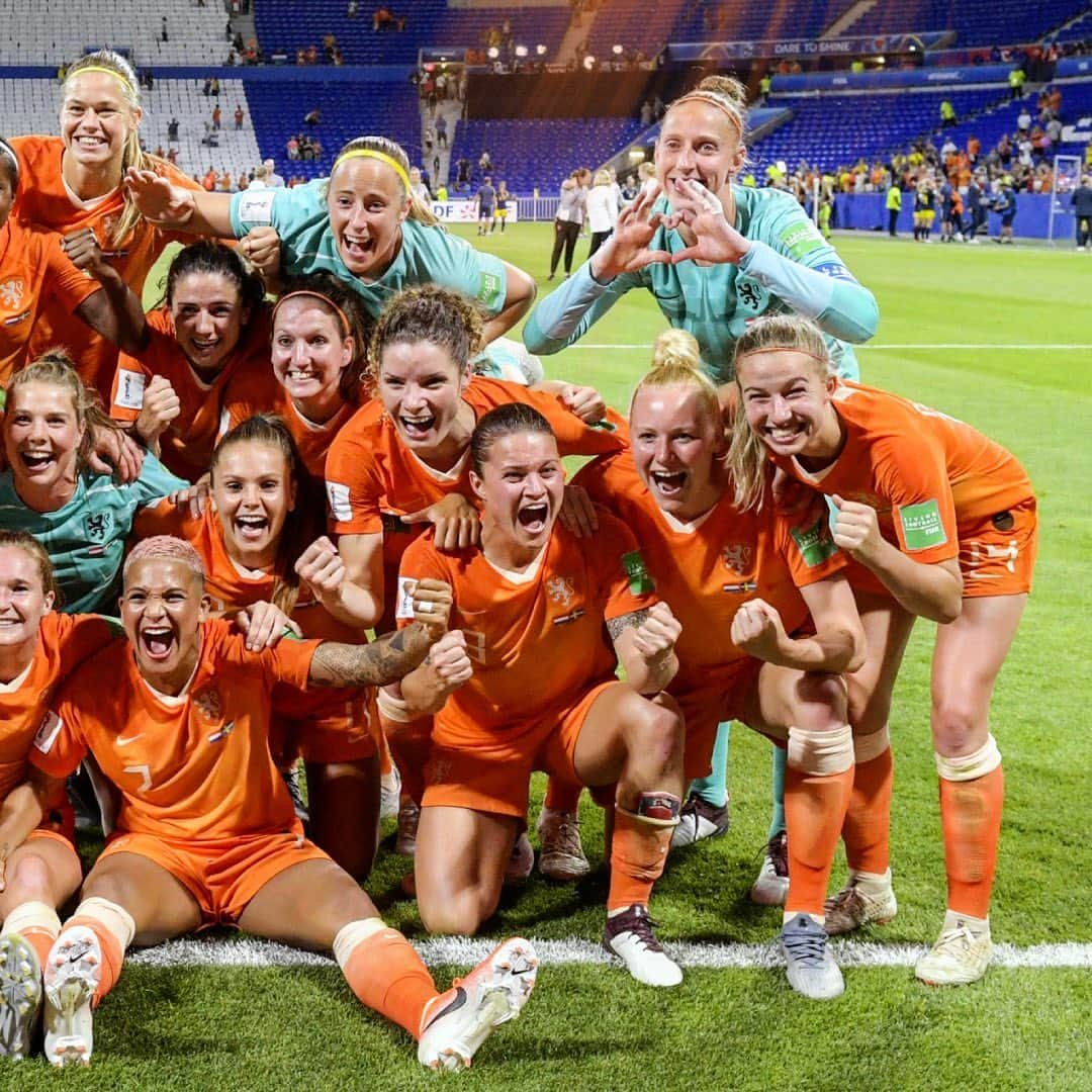 FIFAワールドカップさんのインスタグラム写真 - (FIFAワールドカップInstagram)「🇳🇱🏆 #LaGrandeFinale 🏆🇳🇱 Ze zijn er klaar voor #FIFAWWC #Netherlands #DareToShine #oranjeleeuwinnen #Lyon #France」7月5日 5時26分 - fifaworldcup