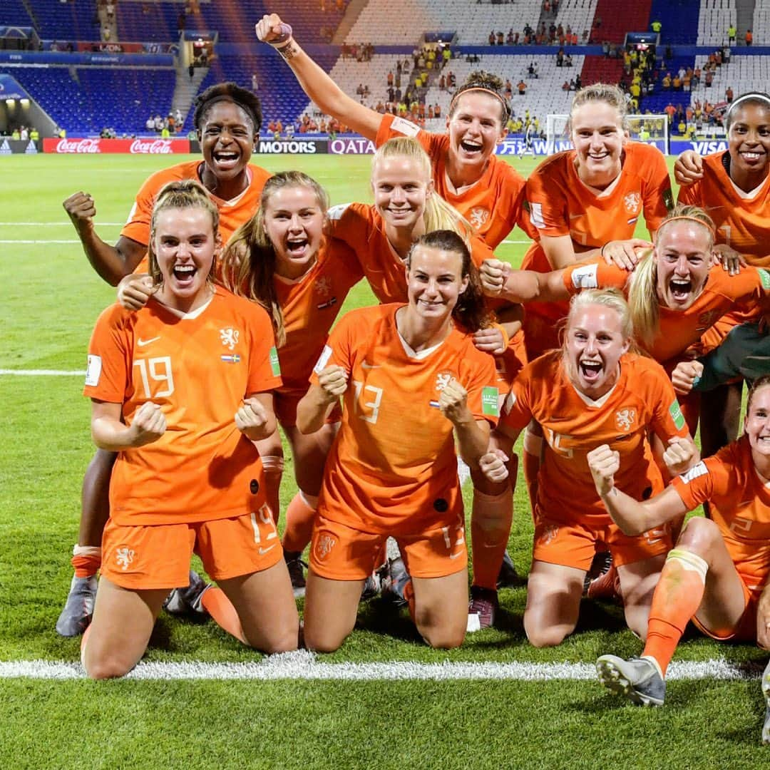 FIFAワールドカップさんのインスタグラム写真 - (FIFAワールドカップInstagram)「🇳🇱🏆 #LaGrandeFinale 🏆🇳🇱 Ze zijn er klaar voor #FIFAWWC #Netherlands #DareToShine #oranjeleeuwinnen #Lyon #France」7月5日 5時26分 - fifaworldcup