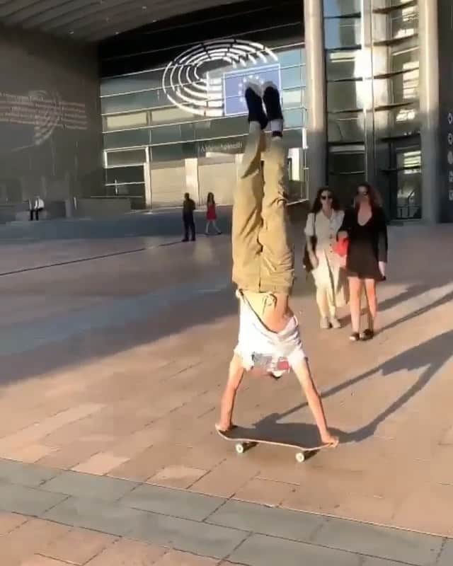 のインスタグラム：「Well, you don’t see that everyday. 👀 🤸‍♂️: @madarsapse 🎥: @steenbekenick #skate #skateboarding #handstand #givesyouwings @redbullskate」
