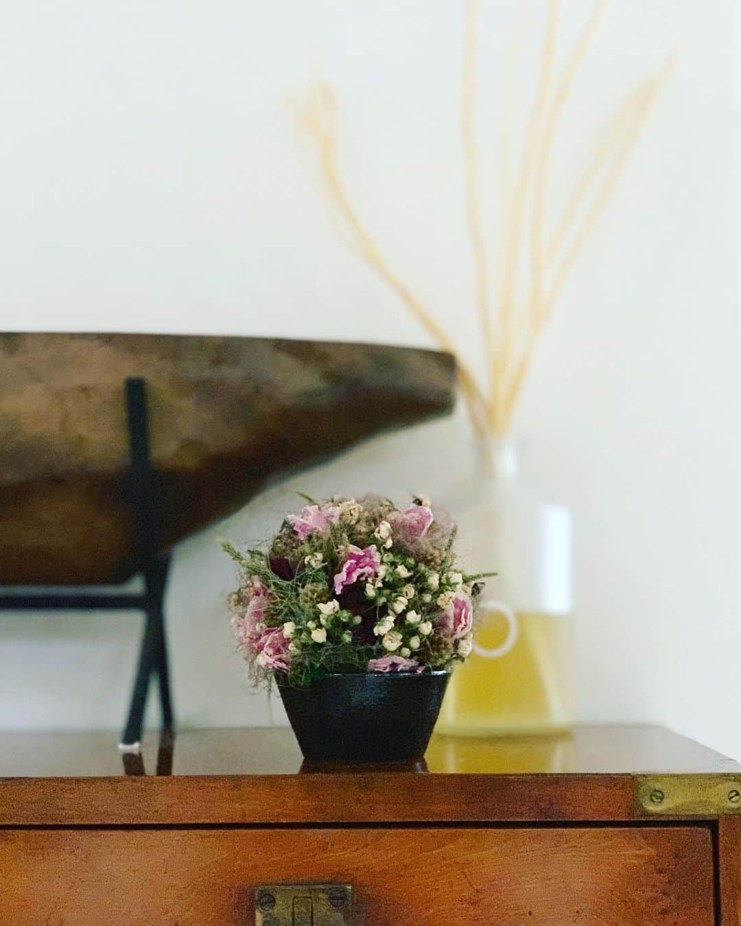 藤原美智子さんのインスタグラム写真 - (藤原美智子Instagram)「お教室を主宰されている #アトリエ十三夜 のルナさんにいただいた #ドライフラワー。 ・ ピンク色の花は芍薬なんですって❣️こんなに可憐なドライフラワーになるんですね✨ありがとうございました💓 @luna_driedflowers ・ ところで今週はいろいろな #打ち合わせ を。 間近の打ち合わせ、数カ月後の打ち合わせ、まだ期日も定まっていない未来の打ち合わせなどなど。 ・ いつも思うことだけど、どの仕事も最初は1人の閃きや想いから始まって、それを行動に移して、人が関わっていって形になり、そして現実となる…。 ・ 当たり前のことだけど、大事なのは #最初の1歩 の、頭の中だけにある妄想の尻尾を逃がさないこと。そして行動を起こしたことだけが現実となっていくんだということを改めて感じた今週✨ ・ 大雨で地盤が緩んでいる九州の皆さま、お気をつけてくださいね。  #藤原美智子 #fujiwaramichiko #michikolife #ladonna」7月5日 5時40分 - michiko.life