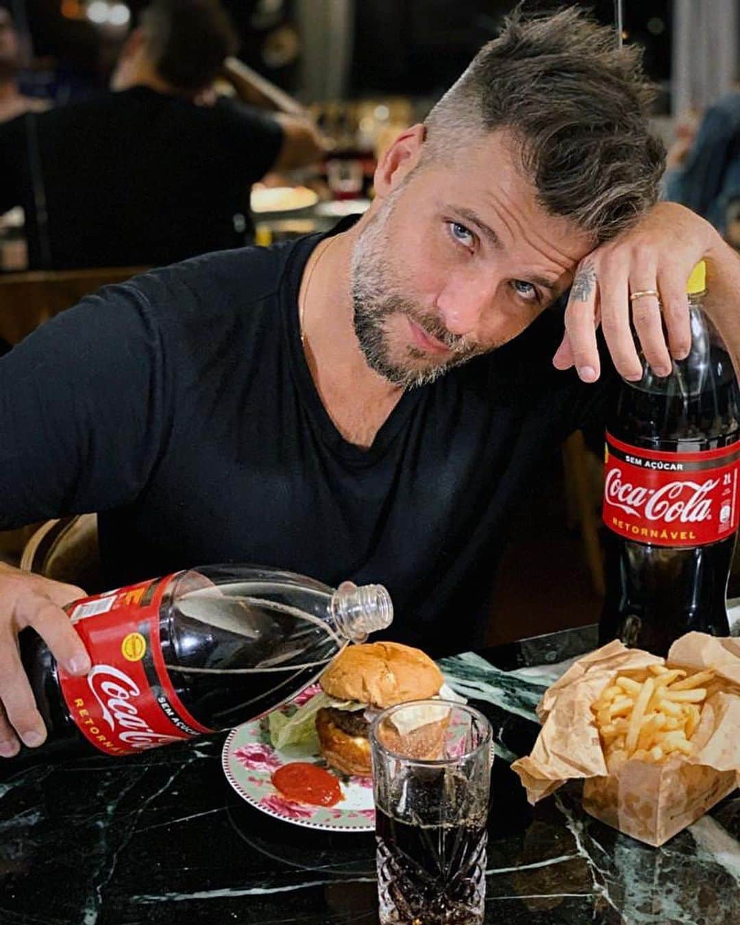 Bruno Gagliassoさんのインスタグラム写真 - (Bruno GagliassoInstagram)「Hoje eu combino @cocacola_br com hambúrguer e batata frita pq to merecendo 😜 🍔 🍟 ☺ Você combinou sua Coca-Cola com o que? Conta pra mim! #MelhorJuntos #VivaMaisRetornável #ad」7月5日 5時42分 - brunogagliasso