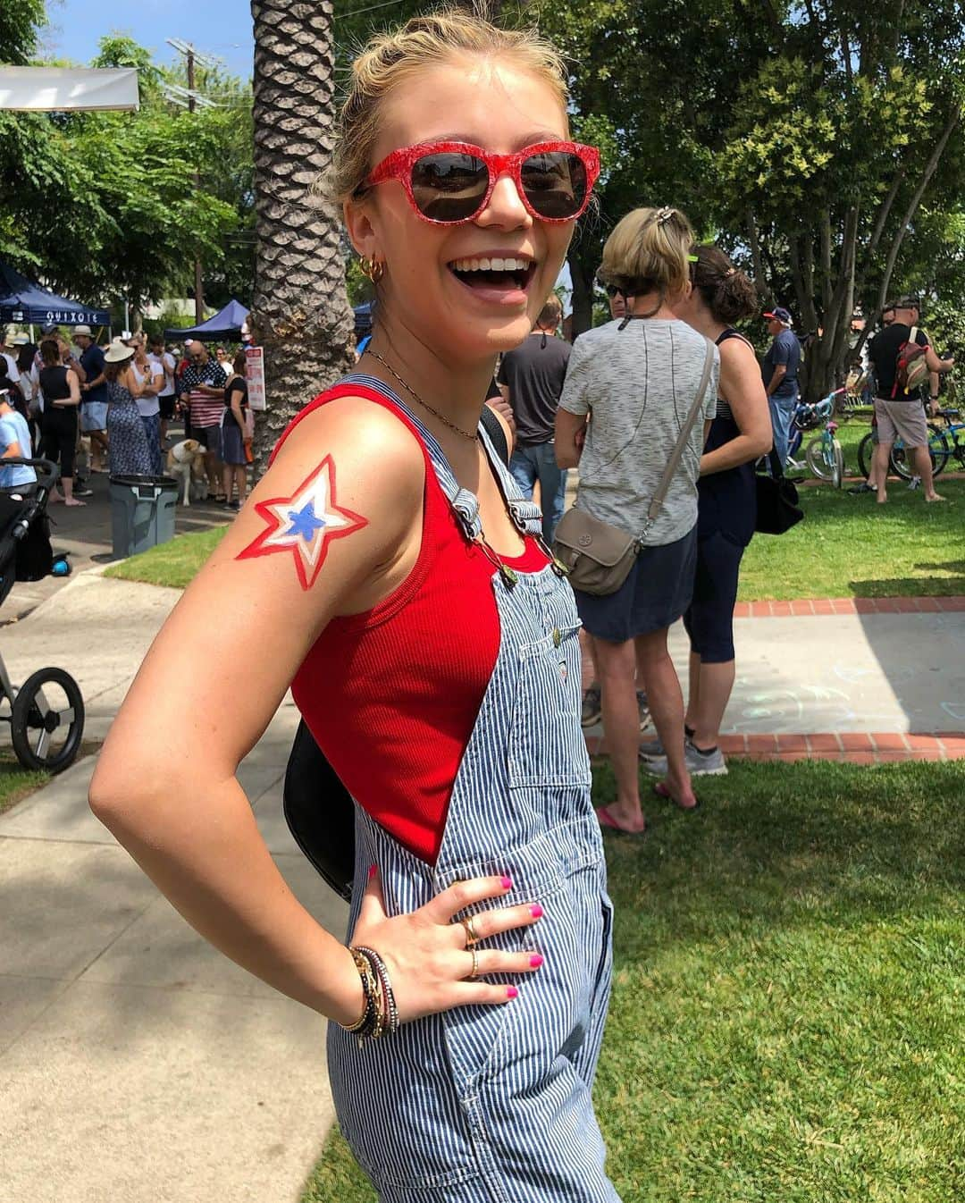 G・ハネリウスさんのインスタグラム写真 - (G・ハネリウスInstagram)「happy 4th !! 🇺🇸🤠 use code FIREWORKS for 10% off all individual @gpolishofficial nail polish today!! 🥳🌟❤️💙」7月5日 5時44分 - ghannelius