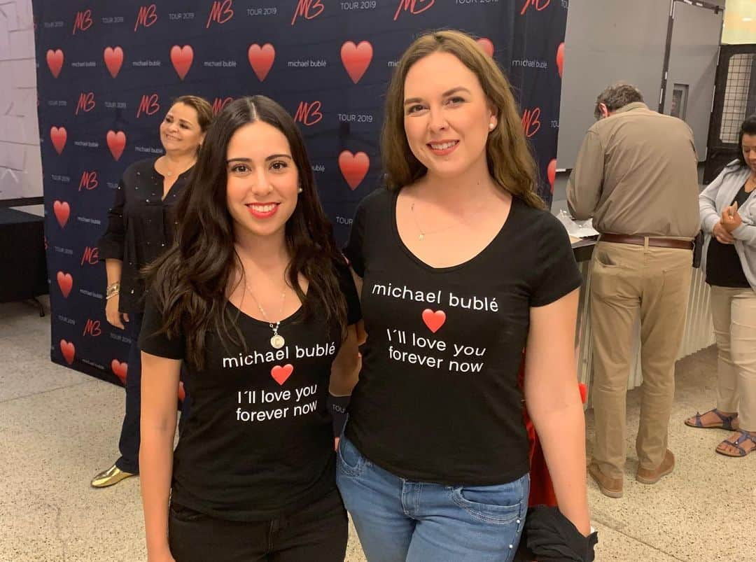 マイケル・ブーブレさんのインスタグラム写真 - (マイケル・ブーブレInstagram)「Get your signs and shirts ready, only a few more days until the #MBWorldTour continues in the USA/Canada! Which city are you attending a show in?」7月5日 5時53分 - michaelbuble