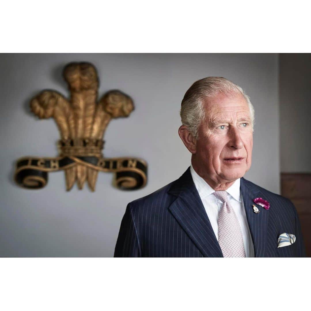 クラレンス邸さんのインスタグラム写真 - (クラレンス邸Instagram)「This portrait of The Prince of Wales has been released to mark the 50th anniversary of His Royal Highness’s Investiture.  The photo was taken at Llwynywermod, The Prince and The Duchess’s home in Wales‪.‬ 📸 by @chrisjacksongetty」7月5日 5時58分 - clarencehouse