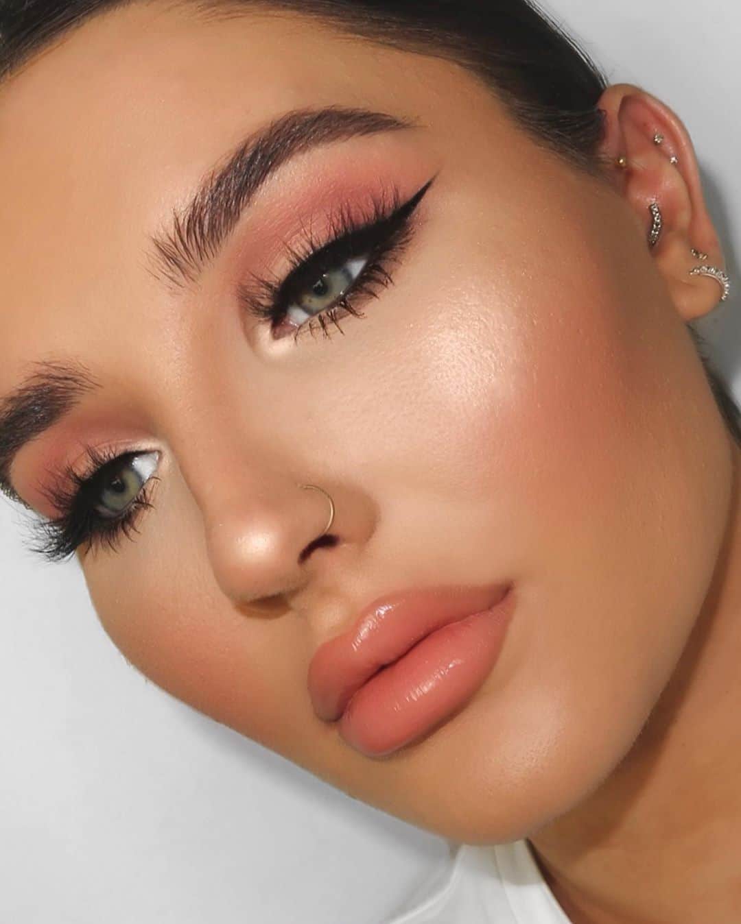 Too Facedさんのインスタグラム写真 - (Too FacedInstagram)「@lifeofablueberry shows off her STUNNING glam using our Born This Way Foundation in shade Natural Beige, Born This Way Super Coverage Concealer in shade Porcelain, and Better Than Sex Eyeliner! 🤩 #regram #toofaced」7月5日 6時00分 - toofaced