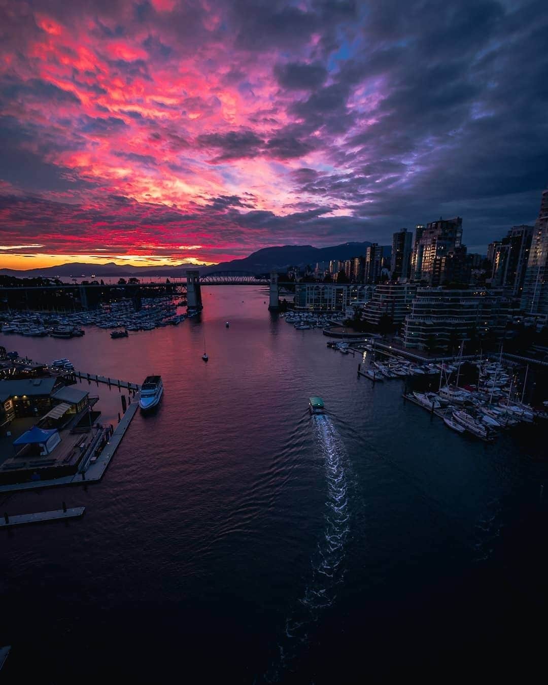 バンクーバー観光局- Tourism Vancouverさんのインスタグラム写真 - (バンクーバー観光局- Tourism VancouverInstagram)「バンクーバーの夏は日が長く、夜9時頃まで明るい日もしばしば。天気の良い日は美しい夕暮れを眺めることができるチャンスも多いですよ。⁠ 📷 : @sharmz11(Instagram)⁠ .⁠ .⁠ .⁠ #カナダ #バンクーバー #Vancouver #旅 #旅行 #女子旅 #旅好き #一人旅 #海外旅行 #トラベル #旅女子 #旅行好きな人と繋がりたい #旅好きな人と繋がりたい #旅行好き #旅行大好き #旅行行きたい #旅に出たい #海外 #旅の記録 #旅の思い出 #旅行記 #旅したくなるフォト #マイトリップ #マイトリ #retrip_global #風景 #世界一周 #ダレカニミセタイケシキ #夕暮れ #空⁠」7月5日 6時00分 - vancouvertabi