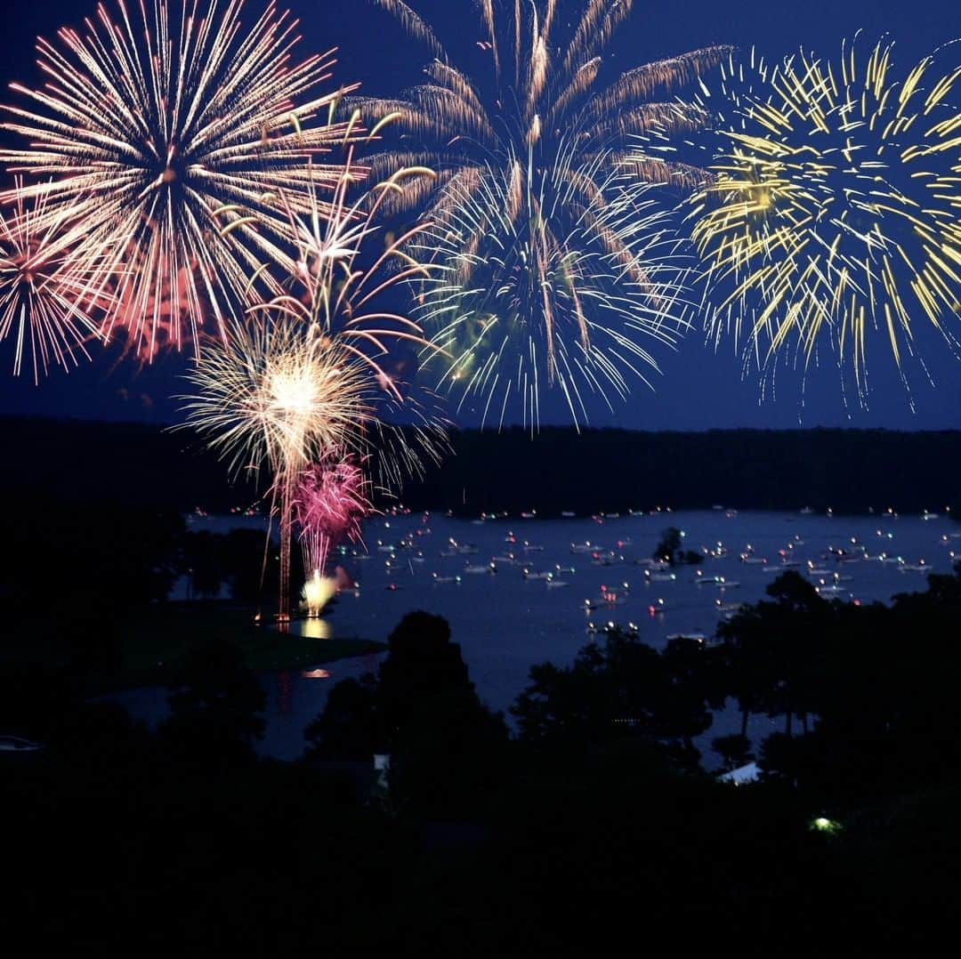 リッツ・カールトンさんのインスタグラム写真 - (リッツ・カールトンInstagram)「Summer celebrations are alight with excitement at The Ritz-Carlton Reynolds, #LakeOconee. ⁣⁠ ⁣⁠ #Georgia #OconeeRiver #Lake #FourthOfJuly #Fireworks #Excitement #Celebrate #Celebration #Summer #Travel #Travelgram #InstaTravel #TravelDiaries」7月5日 6時00分 - ritzcarlton