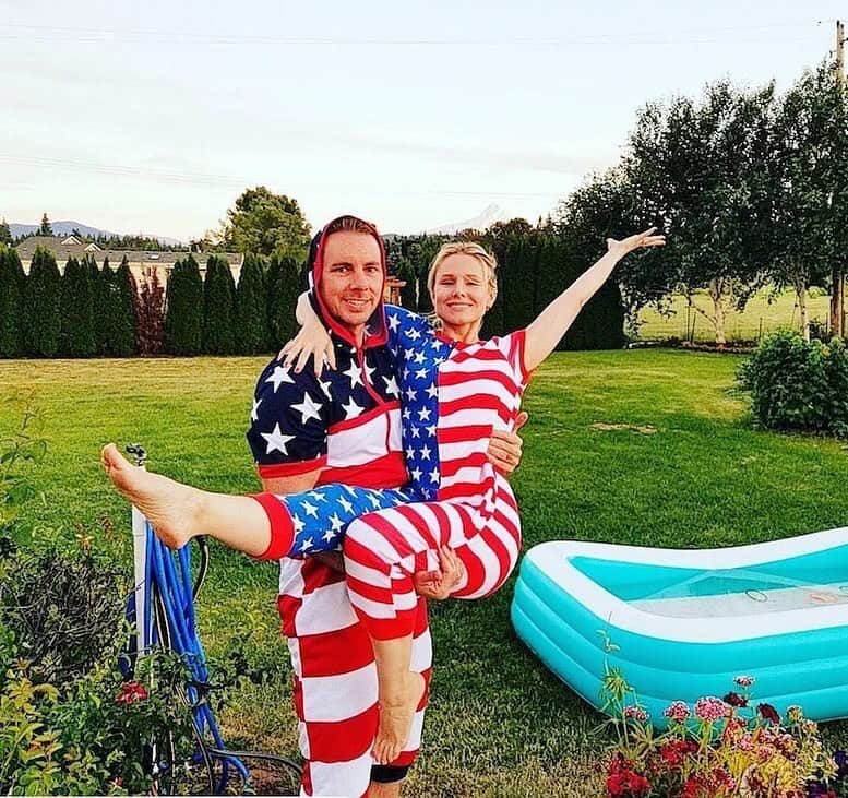 E! Onlineさんのインスタグラム写真 - (E! OnlineInstagram)「Dax a cute couple. Happy 4th from mom & dad! (📷: Kristen Bell)」7月5日 6時21分 - enews