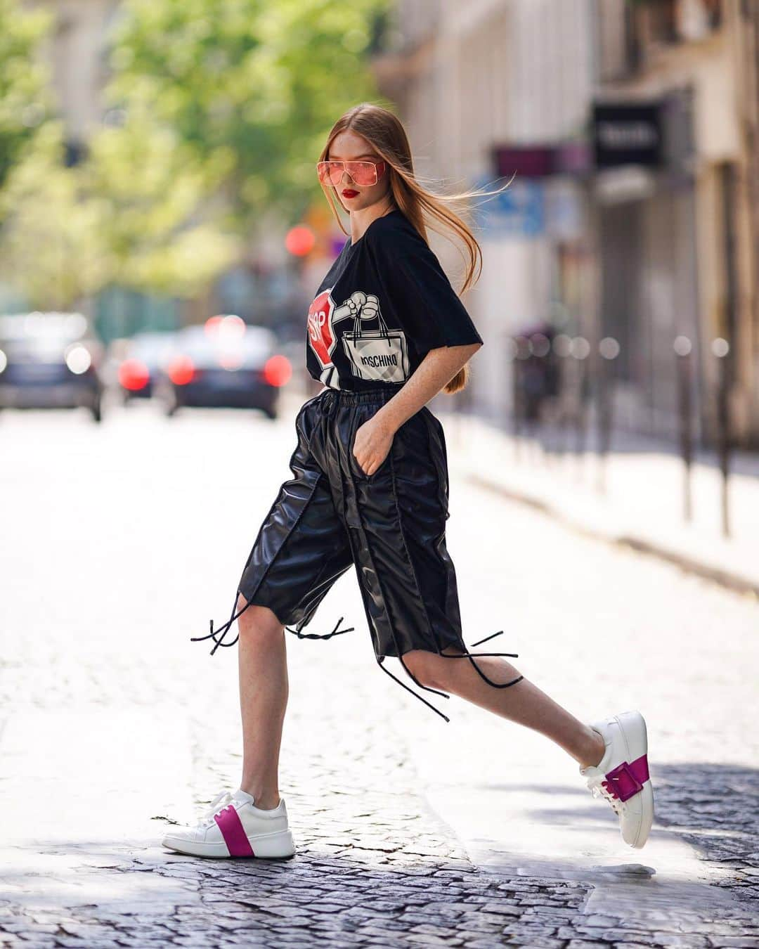 Larsen Thompsonさんのインスタグラム写真 - (Larsen ThompsonInstagram)「sneakers are a girl’s best friend👟 @rogervivier #vivskate ♥️ #ad」7月5日 6時20分 - larsenthompson