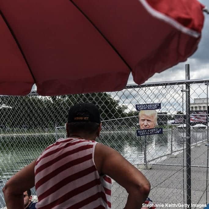 ABC Newsさんのインスタグラム写真 - (ABC NewsInstagram)「Attendees and protesters of Pres. Trump's #4thofJuly celebration battle rainy conditions in Washington, D.C.  Critics say the event will politicize a national holiday. #donaldtrump #fourthofjuly #july4th」7月5日 6時28分 - abcnews