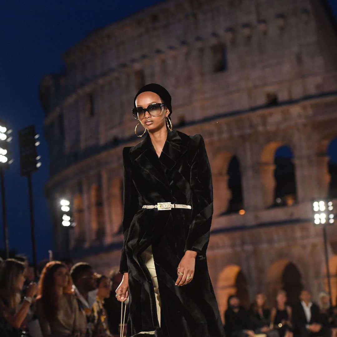 Vogue Australiaさんのインスタグラム写真 - (Vogue AustraliaInstagram)「And now to Rome, where #Fendi staged its #hautecouture autumn/winter ’19/’20 outdoors at the Palatine Hill overlooking the Colosseum. The collection, titled ‘The Dawn of Romanity’, paid homage to the late Karl Lagerfeld with 54 looks, one for each year he designed for the Italian house. The show also marks Fendi’s commitment to the Eternal City with its restoration work on the Temple of Venus and Rome. 📸 Getty Images」7月5日 6時39分 - vogueaustralia