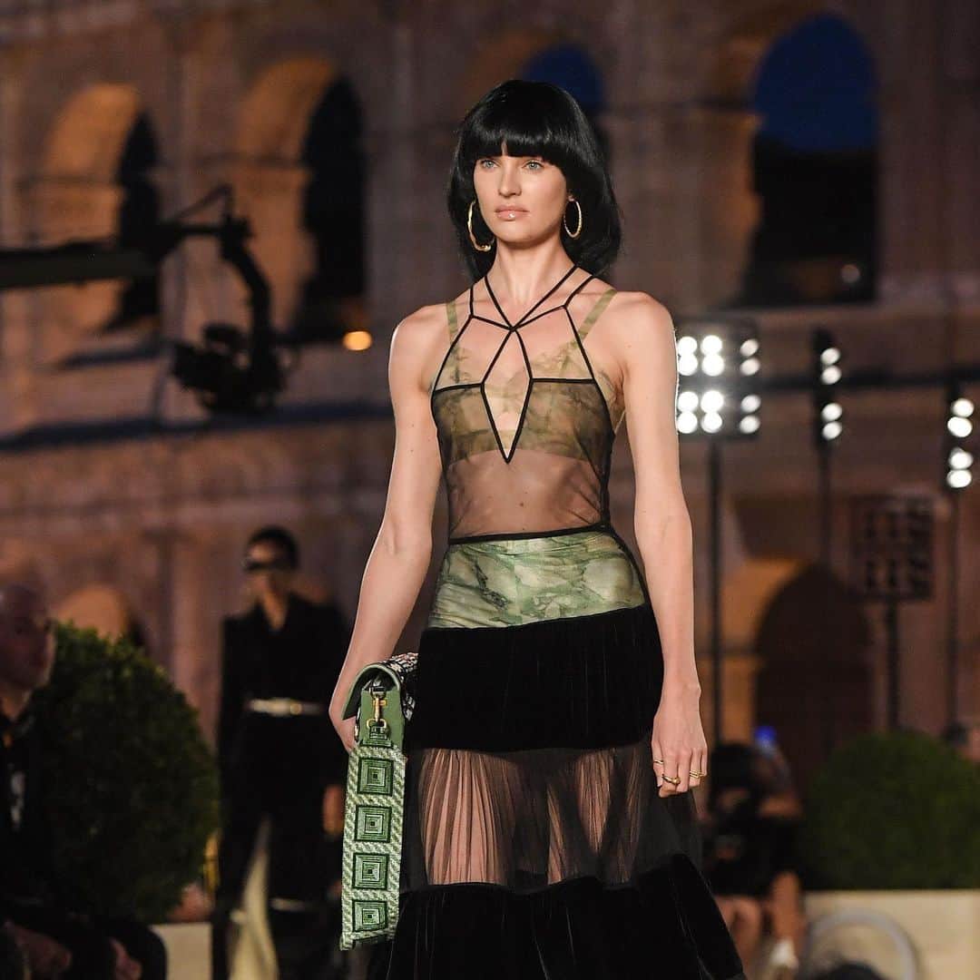 Vogue Australiaさんのインスタグラム写真 - (Vogue AustraliaInstagram)「And now to Rome, where #Fendi staged its #hautecouture autumn/winter ’19/’20 outdoors at the Palatine Hill overlooking the Colosseum. The collection, titled ‘The Dawn of Romanity’, paid homage to the late Karl Lagerfeld with 54 looks, one for each year he designed for the Italian house. The show also marks Fendi’s commitment to the Eternal City with its restoration work on the Temple of Venus and Rome. 📸 Getty Images」7月5日 6時39分 - vogueaustralia