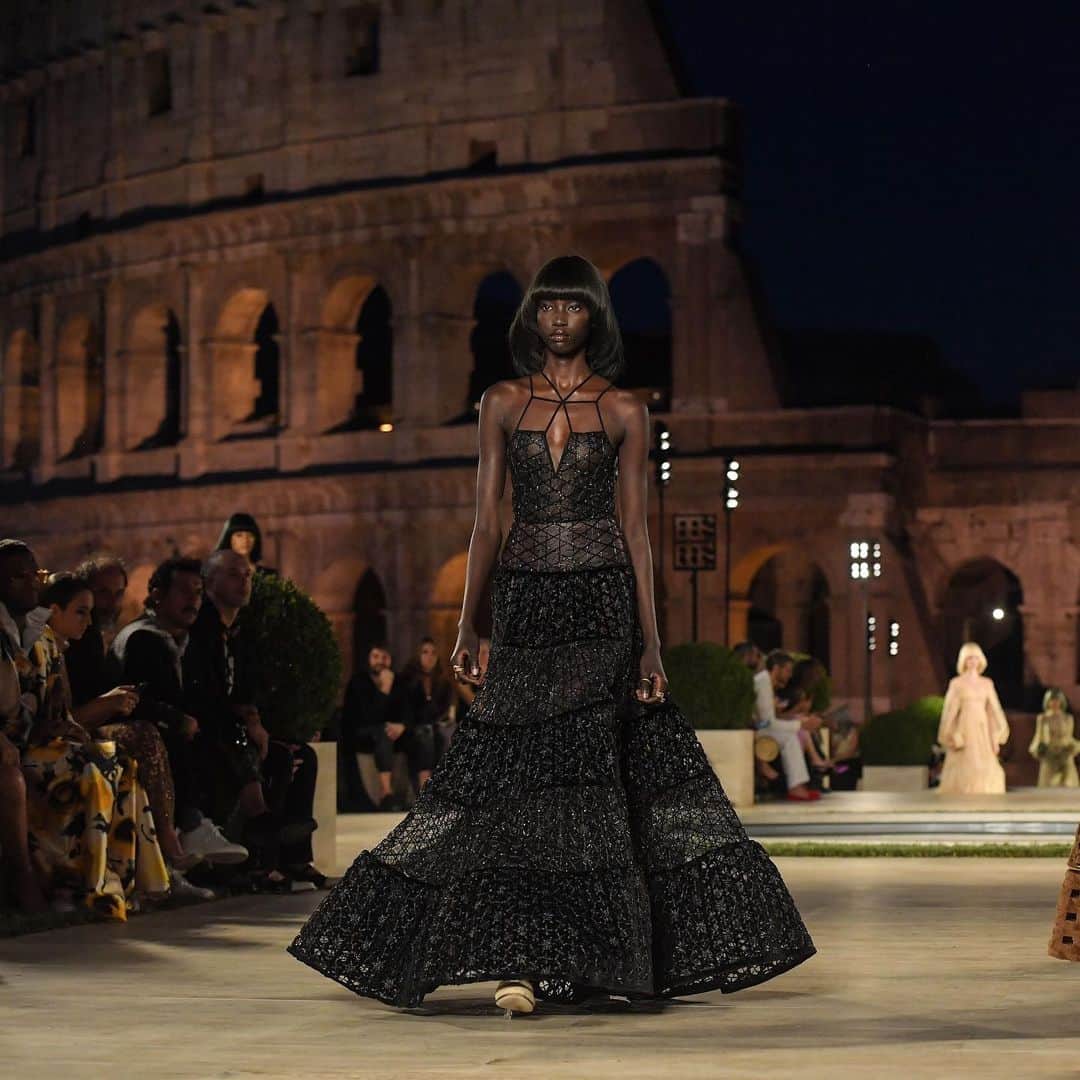 Vogue Australiaさんのインスタグラム写真 - (Vogue AustraliaInstagram)「And now to Rome, where #Fendi staged its #hautecouture autumn/winter ’19/’20 outdoors at the Palatine Hill overlooking the Colosseum. The collection, titled ‘The Dawn of Romanity’, paid homage to the late Karl Lagerfeld with 54 looks, one for each year he designed for the Italian house. The show also marks Fendi’s commitment to the Eternal City with its restoration work on the Temple of Venus and Rome. 📸 Getty Images」7月5日 6時39分 - vogueaustralia