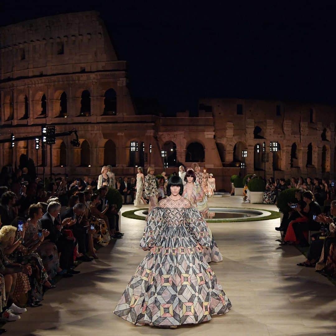 Vogue Australiaさんのインスタグラム写真 - (Vogue AustraliaInstagram)「And now to Rome, where #Fendi staged its #hautecouture autumn/winter ’19/’20 outdoors at the Palatine Hill overlooking the Colosseum. The collection, titled ‘The Dawn of Romanity’, paid homage to the late Karl Lagerfeld with 54 looks, one for each year he designed for the Italian house. The show also marks Fendi’s commitment to the Eternal City with its restoration work on the Temple of Venus and Rome. 📸 Getty Images」7月5日 6時39分 - vogueaustralia